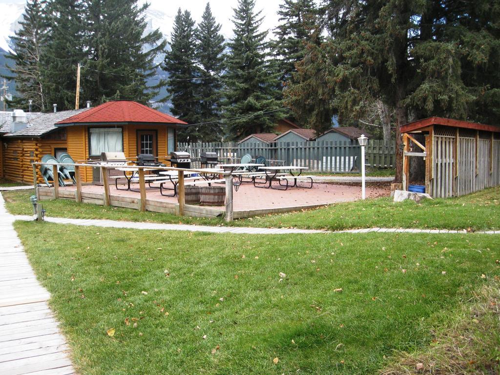 Отель Park Gate Chalets Канмор Экстерьер фото